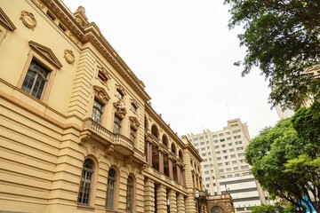 Prédios de arquitetura clássica com céu ao fundo. 