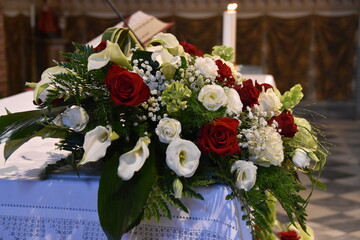 Addobbo floreale dell'altare di una chiesa per un matrimonio.Fiori