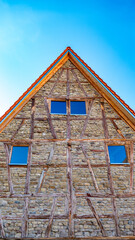 Fassade mit Mauerwerk und Fachwerkbauten