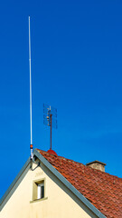 Sendemast auf einem Dach eines Hauses