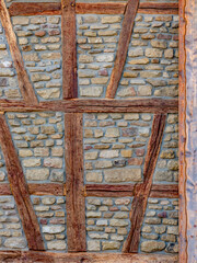 Fassade mit Mauerwerk und Fachwerkbauten