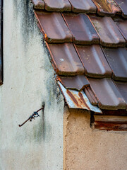 Schäden an einem alten Dach