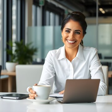 Una mujer tomando caf&eacute; y asesorando a los clientes en su oficina.