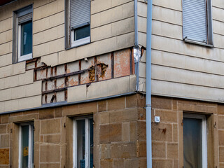 Schäden an einer alten Wandverkleidung mit Asbest