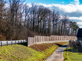 Lärmschutzwand neben einer Landstrasse