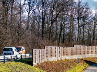 Lärmschutzwand neben einer Landstrasse
