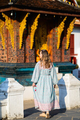 Obraz premium Woman near Wat Xiengthong temple