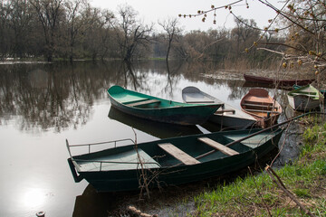 Obraz premium Boats on spring river bank