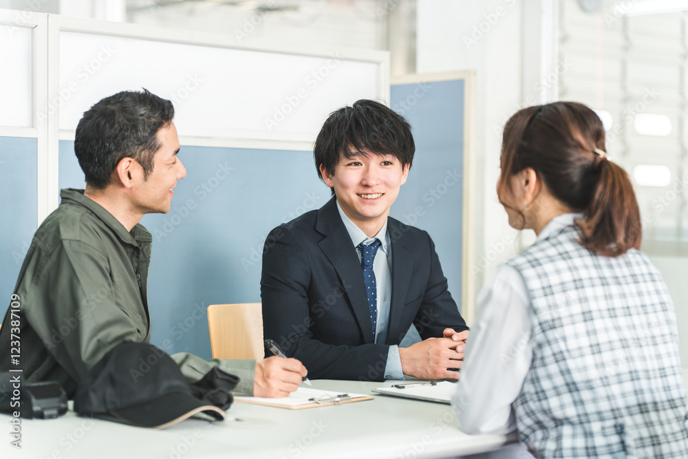 Wall mural 会社でミーティング・会議する男女のスタッフ
