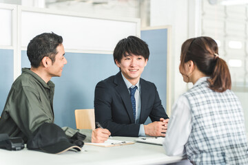 会社でミーティング・会議する男女のスタッフ
