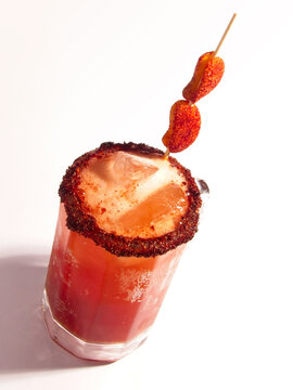 Bebida refrescante con un toque picosito: michelada con gomitas
