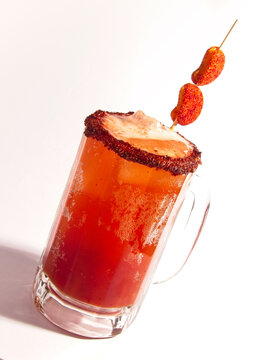 Tarro escarchado con chamoy y chile, el placer de una buena michelada