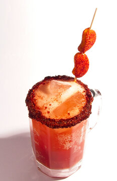 Michelada artesanal con espuma y brocheta de gomitas enchiladas