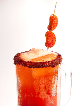 Michelada con gomitas, chamoy y cerveza helada