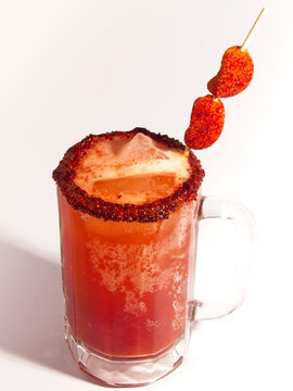 Tarro de michelada con borde de chamoy y dulces enchilados