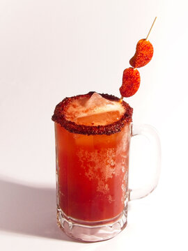 Bebida refrescante de cerveza con chamoy