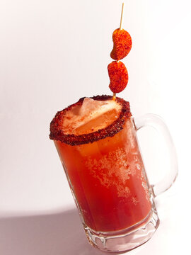 Tarro de cerveza con salsa de chamoy picante 