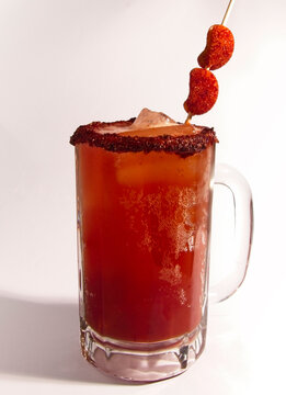 Tarro michelado con cerveza mexicana y gomitas