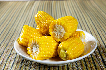 茹でたトウモロコシ　割り　boiled corn sweet corn