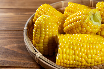 茹でたトウモロコシ　割り　boiled corn sweet corn
