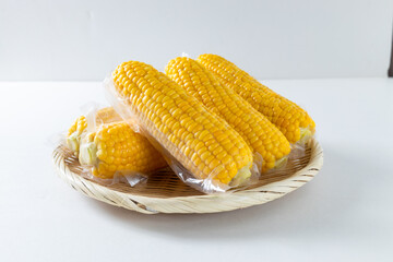 茹でたトウモロコシ　真空パック　Boiled corn vacuum pack