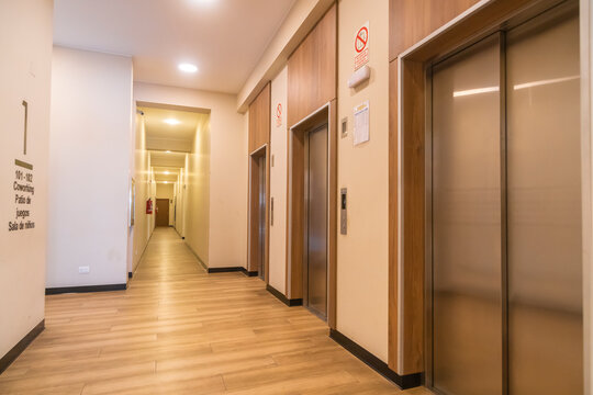 lobby pasadizo de ascensores en edificio