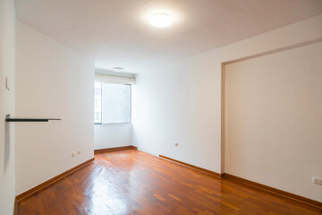 habitacion de departamento moderno con ventana y  paredes blanca, piso de melamina