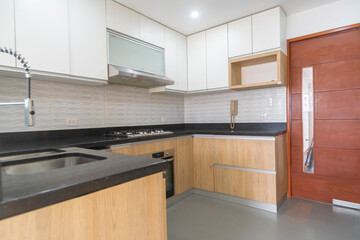 cocina iluminada moderna con muebles de melamina y estufa