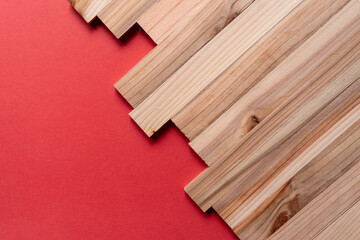 赤背景に並ぶ木の板