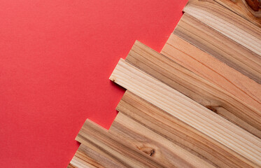 赤背景に並ぶ木の板
