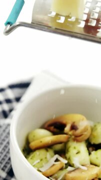 Garnishing pasta with cheese