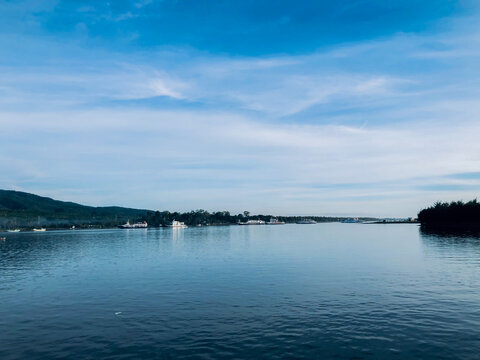 Laut dan langit biru