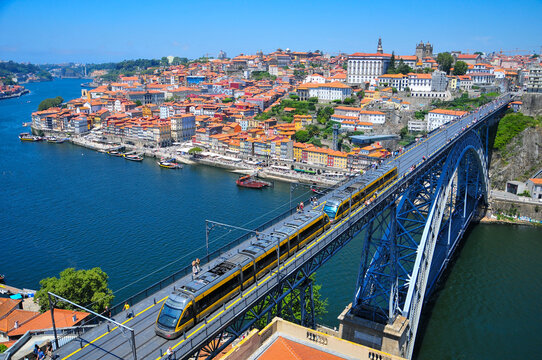 ドウロ川に架かるドン・ルイス1世橋のとても美しい風景