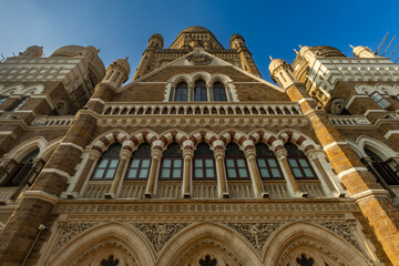 Obraz premium BMC building (Brihanmumbai Municipal Corporation) with beautiful architecture and light, Mumbai, India