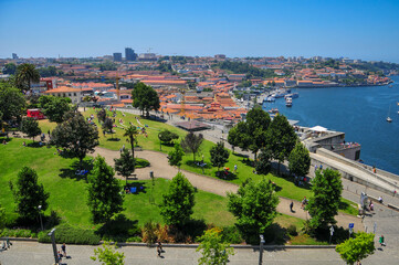 ポルトガル第二の都市ポルトのとても美しい歴史地区の風景