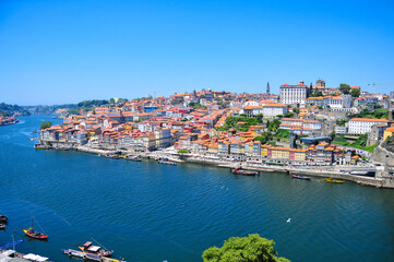 Fototapeta premium ポルトガル第二の都市ポルトのとても美しい歴史地区の風景