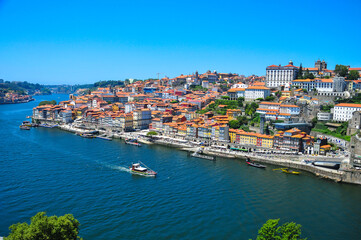 ポルトガル第二の都市ポルトのとても美しい歴史地区の風景