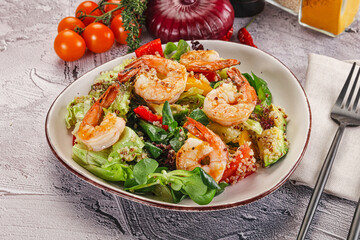Salad with prawn and quinoa