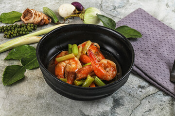 Prawn with asparagus and spices