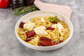 Italian spaghetti with stracciatella and tomato