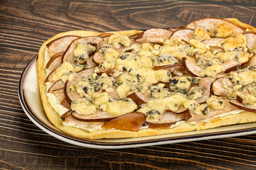 Roman pizza with pear and gorgonzola