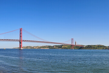 Fototapeta premium ポルトガルの首都リスボンに架かる4月25日橋のとても美しい風景Very beautiful scenery of the 25th of April Bridge in Lisbon, the capital of Portugal