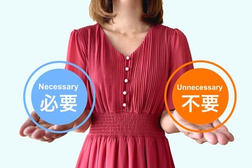 必要なものと不必要なものを整理する女性