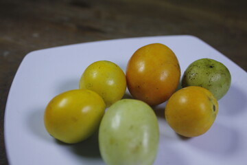 Tomatoes can be eaten directly or cooked first