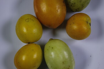 Tomatoes can be eaten directly or cooked first