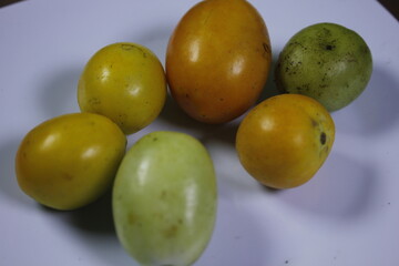 Tomatoes can be eaten directly or cooked first