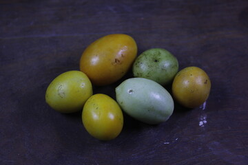 Tomatoes can be eaten directly or cooked first