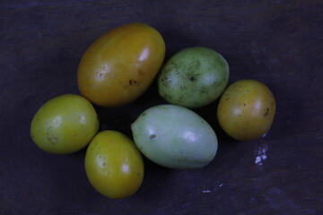 Tomatoes can be eaten directly or cooked first