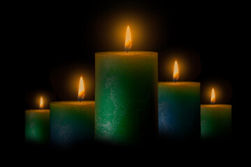 黒い背景に浮かび上がる５本ののキャンドル