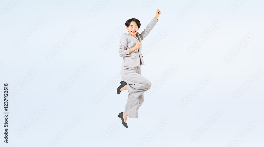 Aufkleber ジャンプするミドル女性ビジネスパーソンの全身写真（切り抜き背景透過pngも販売しております。作成者リンクから「png」で検索してください）